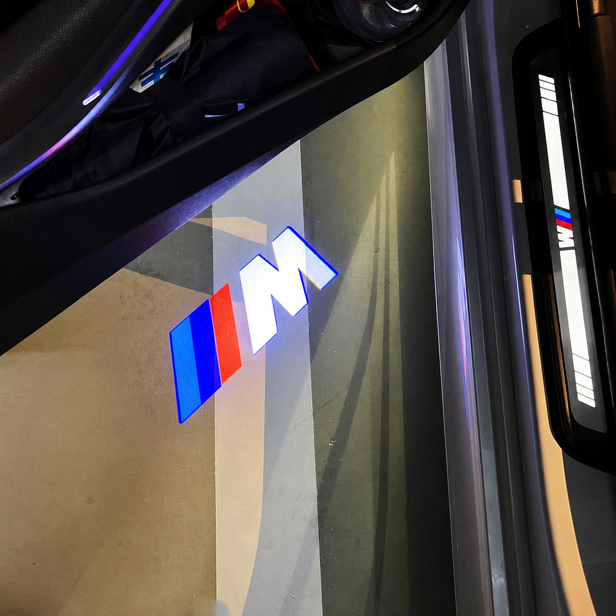 PROJECTEUR DE PORTE MOTIF M SUR MESURE - COMPATIBLE BMW.