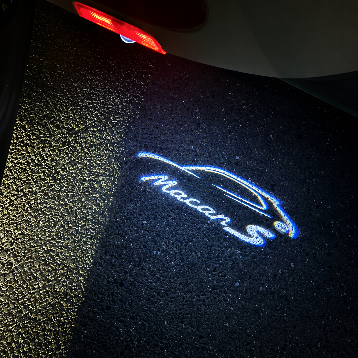 PROJECTEUR LOGO DE PORTE MOTIF PORSCHE , COMPATIBLE PORSCHE MACAN S.